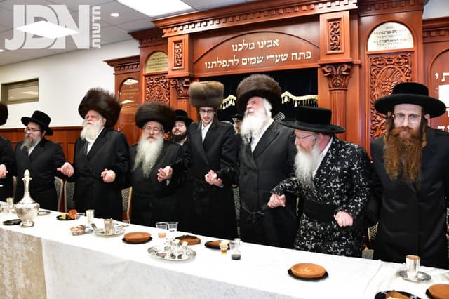 בְּאָהֳלֵי צַדִּיקִים • שמחת התנאים בבית קרעטשניף קרית גת – אלדשטאט – קאסוב ויז'ניץ – סקולען ב"ב