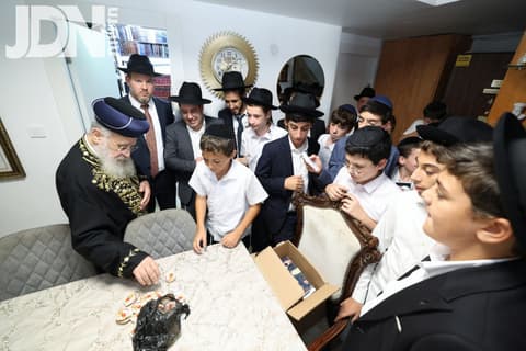 הראשל"צ חילק דבש לתלמידים מרעננה לשנה טובה • גלריה
