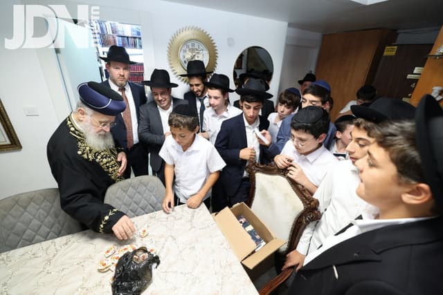 הראשל"צ חילק דבש לתלמידים מרעננה לשנה טובה • גלריה