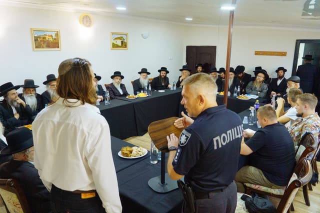 65 אלף איש, 46 מדינות ופגישה אחת מכרעת: מאחורי הקלעים של ראש השנה באומן