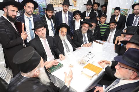 גלריה ממעמד הקבלת פני רבו שנערך בסוכת הגאון הצדיק רבי ניסים בן שמעון שליט"א, בהשתתפות רבני ומנהלי 2000
