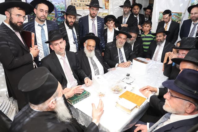 גלריה ממעמד הקבלת פני רבו שנערך בסוכת הגאון הצדיק רבי ניסים בן שמעון שליט"א, בהשתתפות רבני ומנהלי 2000