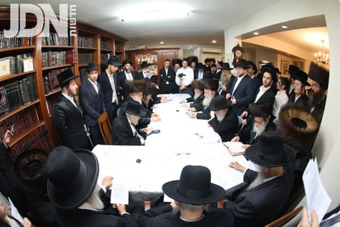 מעמד 'נכתבים לחיים' במעונו של המשגיח הגר"ד סגל בערב יום הקדוש