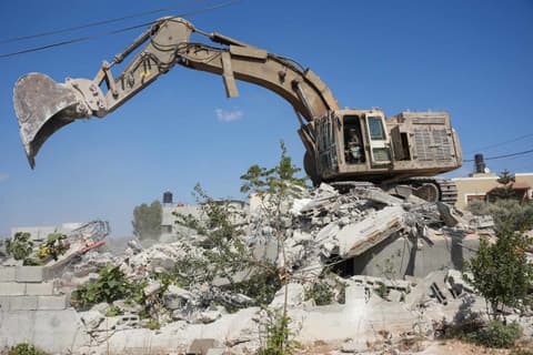 בתגובה להפעלת מטען נגד דחפור: צה"ל תקף תשתיות חמאס ברצועה