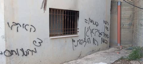 מסגד הוצת וכתובות גרפיטי רוססו בכפר בשומרון; המשטרה חוקרת