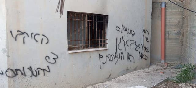 מסגד הוצת וכתובות גרפיטי רוססו בכפר בשומרון; המשטרה חוקרת