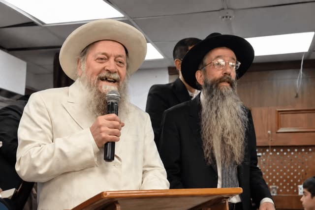 תיעוד נדיר: המקובל הגר"ד בצרי זצ"ל בהקפות השניות האחרונות בחייו