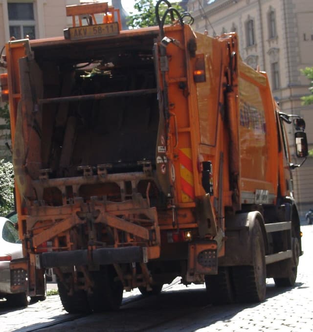 סן פרנסיסקו: נלכד בתוך משאית זבל וחולץ במצב קשה לאחר חפירה ידנית של שעתיים