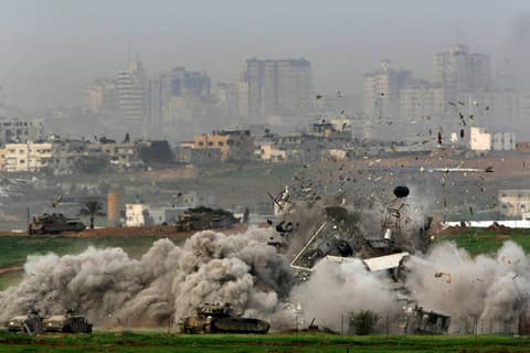 עזה: הרוג ופצועים בסדרת תקיפות חריגה במערב העיר ודיווחים על כוח שנחשף