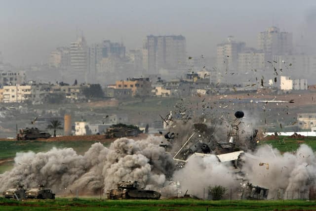 עזה: הרוג ופצועים בסדרת תקיפות חריגה במערב העיר ודיווחים על כוח שנחשף