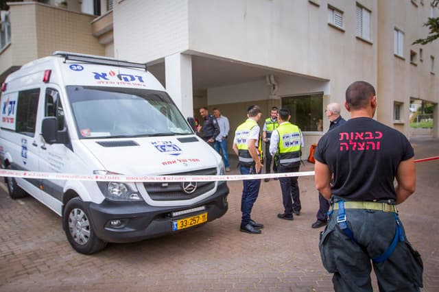 המגפה השקטה: אותר גבר כבן 60 ללא רוח חיים במרפסת ביתו לצד כוס קפה באשקלון