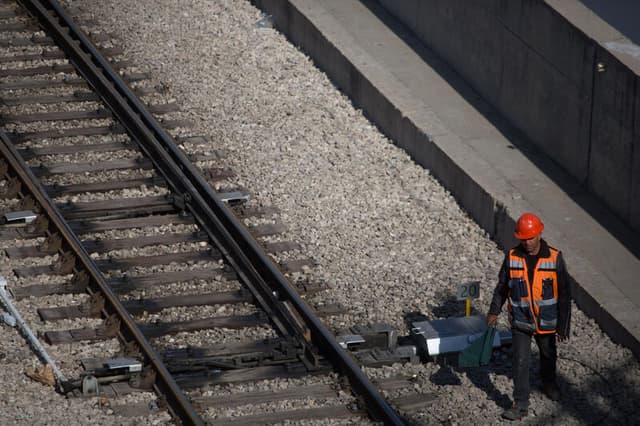 חבלה מכוונת בהולנד: צינורות שהונחו על הפסים שיבשו את רשת הרכבות