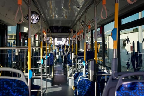 בני ברק: פעוט בן שנה נפל מעגלתו באוטובוס בעקבות בלימה פתאומית ונחבל בראשו