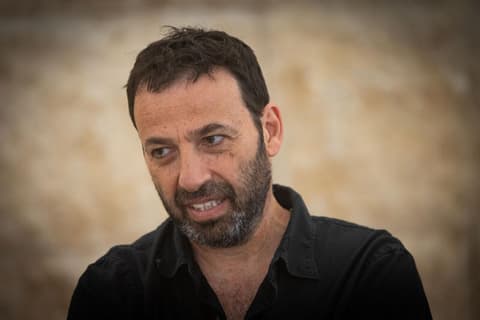 יבגני זרובינסקי הגיש תלונה במשטרה נגד רביב דרוקר: "זלזול בולט בחוק מצטלם בנהיגה עם טלפון ביד"