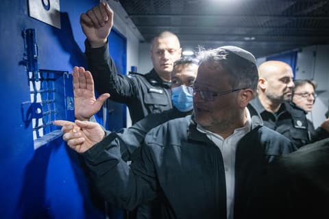 חמאס גינה את הסרטון של בן גביר עם המחבל; השר השיב: "לא אירתע"