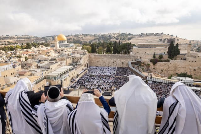 בשני מועדים בחול המועד: זמני ברכת הכהנים בכותל המערבי