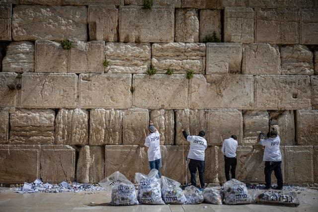 לקראת ראש השנה: פתקי התפילה שהוטמנו בין אבני הכותל המערבי פונו והועברו לגניזה