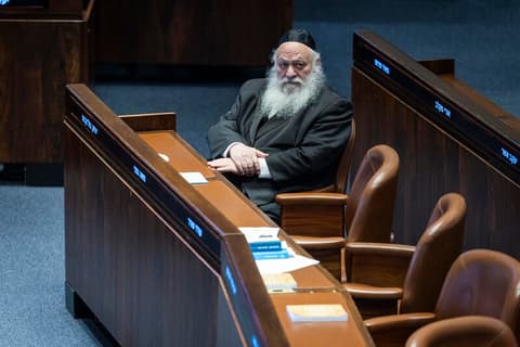 דיווח: גולדקנופף עשוי להימנע בהצבעה על ממשלת איזנקוט