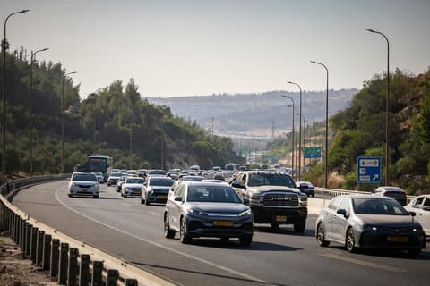 עומסים בדרך לירושלים: רכב המונע בגז עלה באש בכביש 1
