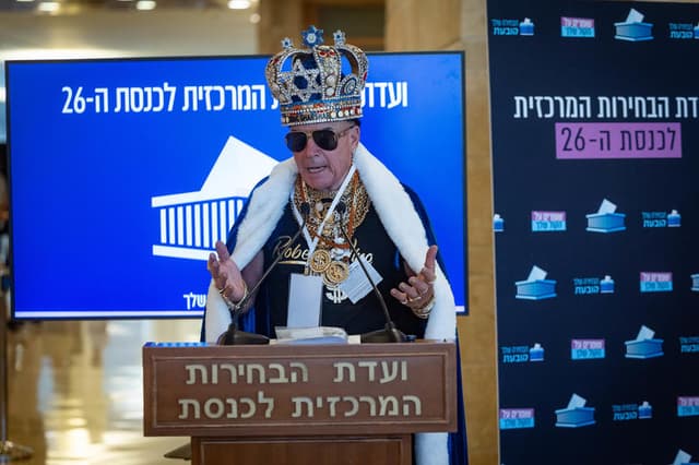 עם כתר וגלימה הכריז על ראשות הממשלה: איתן שווילי "שרשר" הגיש את רשימתו לכנסת