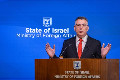 סער שוחח עם שר החוץ האמירתי: "הטרור לא יפגע ביחסים בין המדינות"