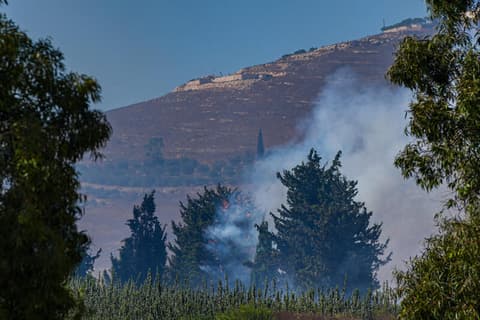 שריפת ענק בפאתי אזור התעשייה בביתר עילית: כוחות כיבוי ומטוסים פועלים בשטח