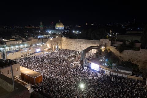 מרגש: כמאה אלף איש במעמד הסליחות המרכזי בכותל המערבי