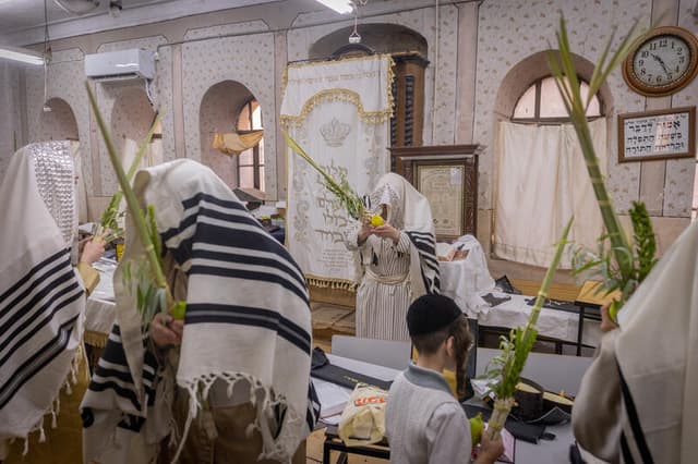 ארבעת המינים בתפילת שחרית: חג הסוכות במאה שערים • גלריה