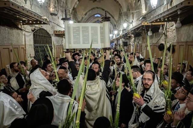 "וְהַרְאֵנוּ בְּבִנְיָנוֹ": אלפים השתתפו בתפילת שחרית בשער הכותנה, סמוך להר הבית