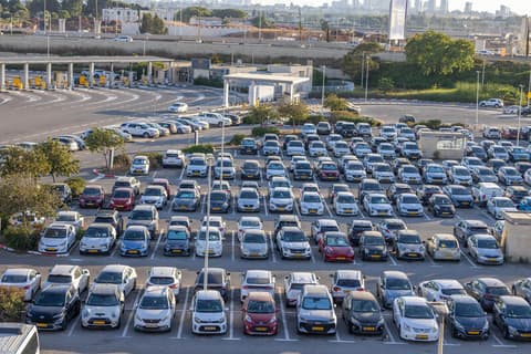 אחרי שהתמלאו בחג: החניונים בנתב"ג נפתחו מחדש