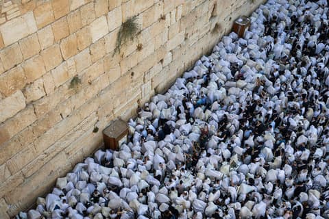רבבות השתתפו בברכת הכהנים בכותל המערבי; מעמד נוסף יתקיים בחמישי