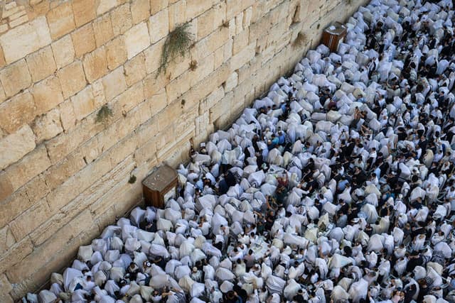 רבבות השתתפו בברכת הכהנים בכותל המערבי; מעמד נוסף יתקיים בחמישי