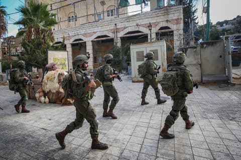 תחת אבטחה: מאות ישראלים סיירו בקסבה בחברון במהלך חול המועד