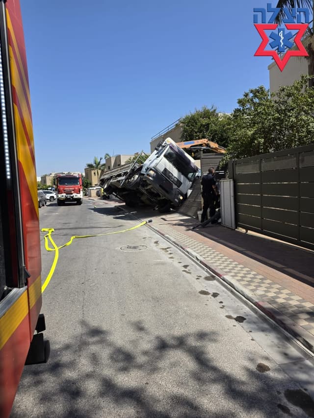 מפעיל מנוף בן 60 נפצע בינוני בתאונת עבודה ברחובות לאחר שמנוף התהפך עליו