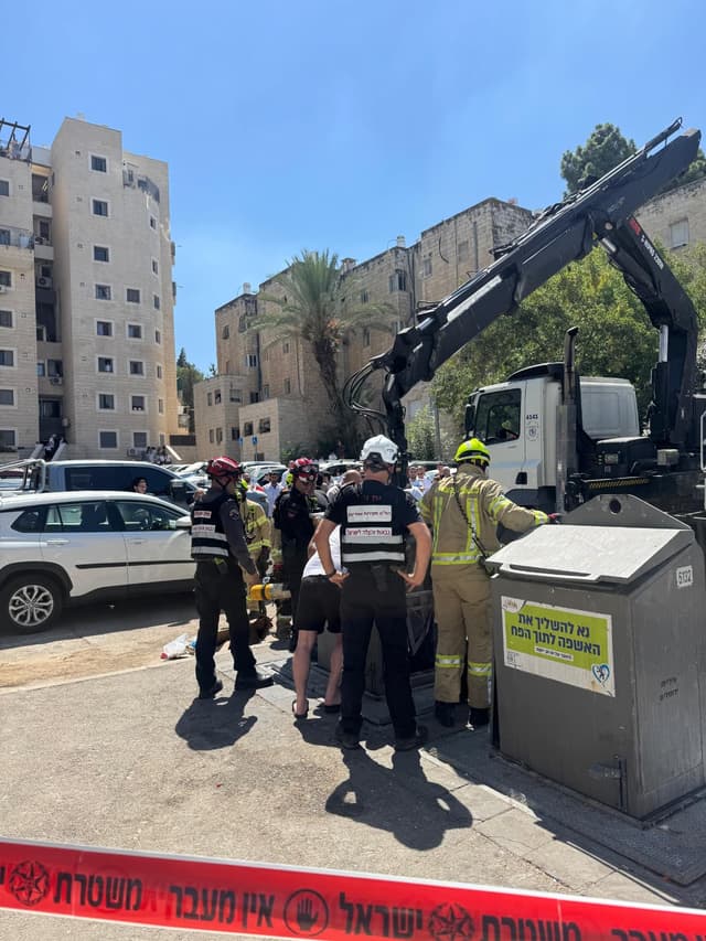 חילוץ מורכב בשכונת גילה: אדם שנפל לפח מוטמן חולץ חי במהלך השבת
