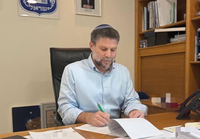 שר האוצר בצלאל סמוטריץ' חתם על הוזלת מס הבלו: מחיר הדלק ירד ל-7.75 שקלים