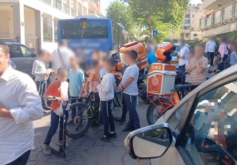 בני ברק: ילד בן 7 נפצע באורח קשה בתאונה עם מעורבות אוטובוס ברחוב יגאל אלון