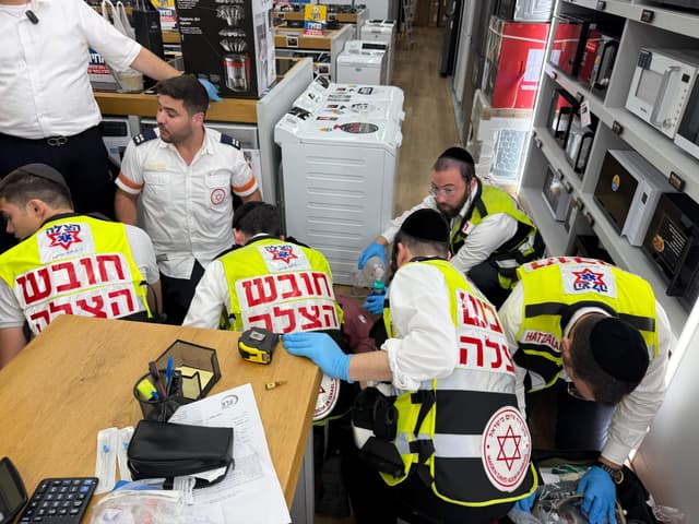קניון איילון: נער בן 13 התמוטט בחנות לאחר פעולות החייאה שב להכרה