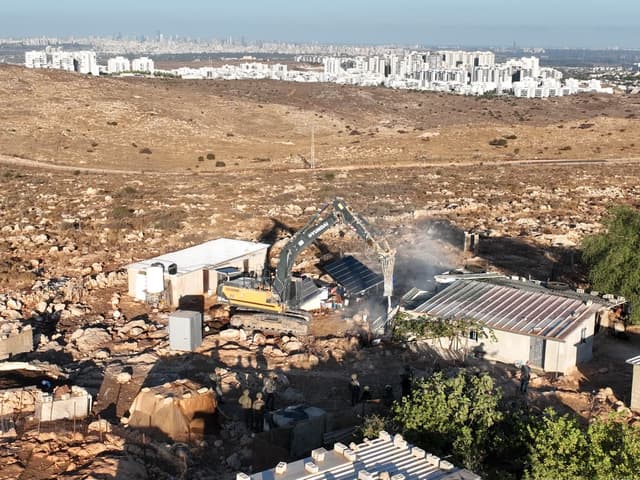 המנהל האזרחי הסיר עשרות מבנים בלתי חוקיים בסמוך ליישובים החדשים מקדה ושירה