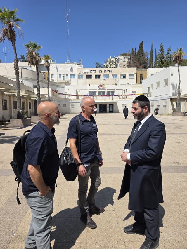 סאגת הריסת הסוכות בבני ברק: הזדמנות היסטורית להסדרה לצד התראה חמורה – "משפחה שלא תוציא אישור תמצא עצמה מול שוקת שבורה"