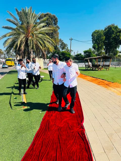 היו בר"ה בכלא: קבלת פנים מרגשת לתלמידי ישיבת קיבוץ נווה יעקב ששוחררו מהכלא הצבאי