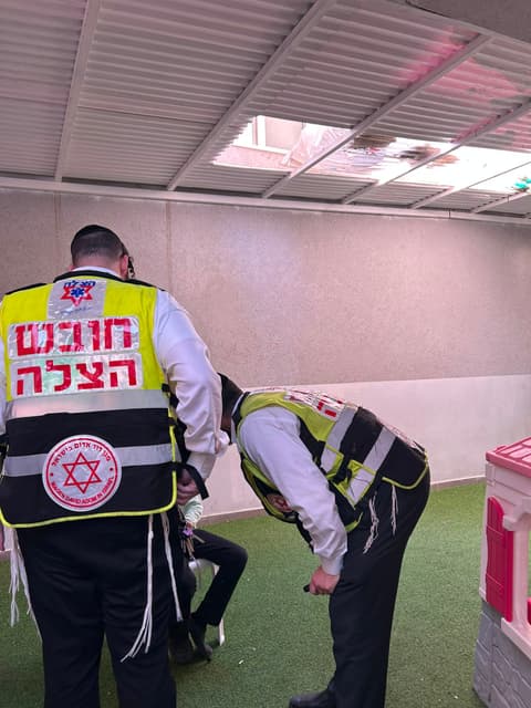 סכנות בבניית הסוכות בבני ברק: ילד בן 11 נפצע בינוני לאחר שנפל מגג פלסטיק שנשבר
