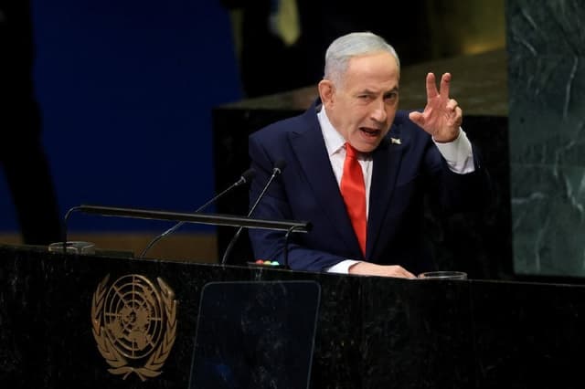 נאום נתניהו באו"ם: מחאות דרמטיות, נטישת נציגים ואמירות חריפות מול האולם.
