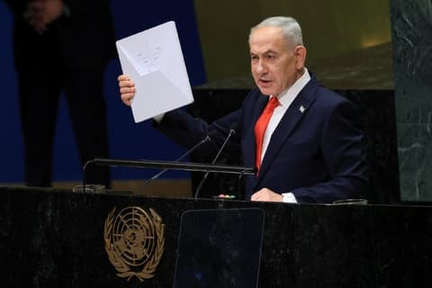 נתניהו בנאומו בבימת האו"ם: הניף 'ביפר' ושאל אתם זוכרים את זה? חיזבאללה וודאי זוכר. מתעדכן