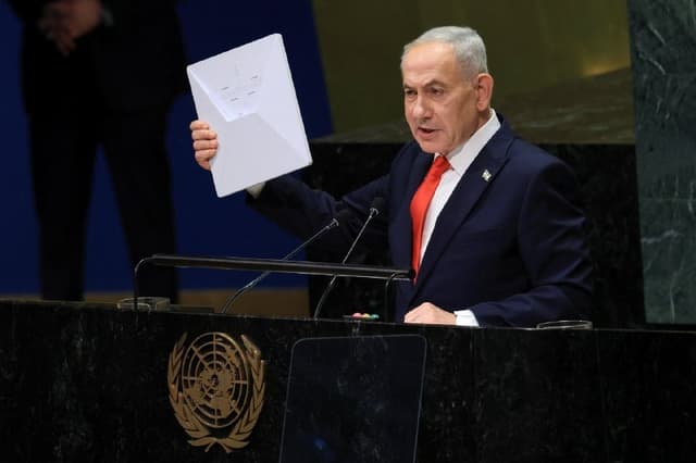 נתניהו בנאומו בבימת האו"ם: הניף 'ביפר' ושאל אתם זוכרים את זה? חיזבאללה וודאי זוכר. מתעדכן