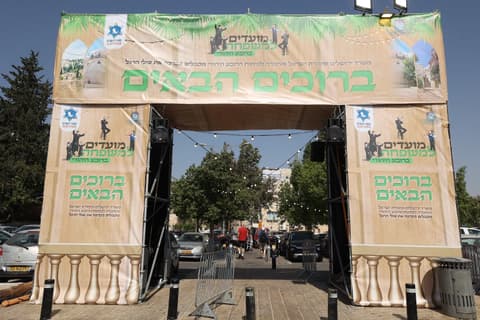 חול המועד בירושלים: רבבות פוקדים את הרובע היהודי, סוכת ה"חזון איש" הגדולה בעולם נפתחה לקהל