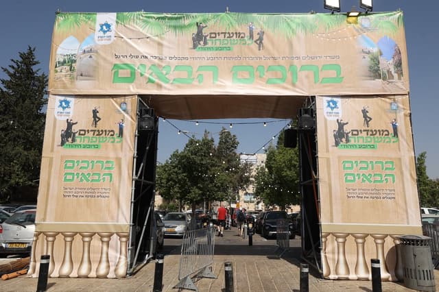 חול המועד בירושלים: רבבות פוקדים את הרובע היהודי, סוכת ה"חזון איש" הגדולה בעולם נפתחה לקהל