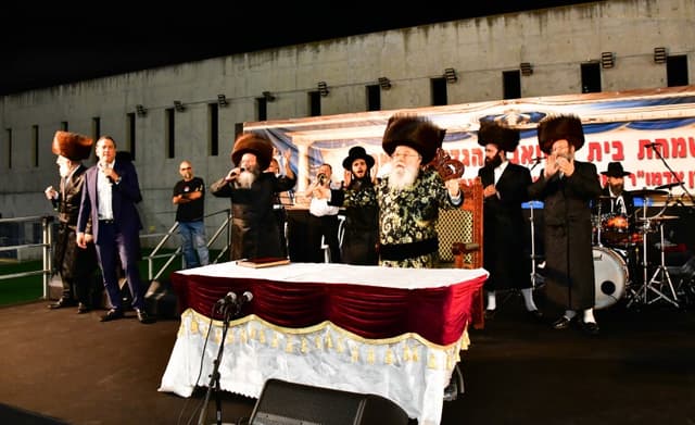 מפגן כוח אדיר של חסידות מישקולץ: רבבות בשמחת בית השואבה הגדולה בישראל בפתח תקוה