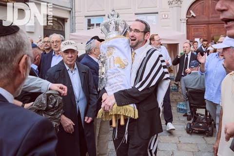 משרידי ה'אור זרוע' ועד ללב וינה: מסע של 800 שנה נחתם בספר תורה היסטורי