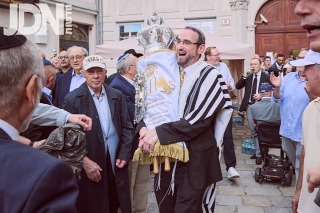 משרידי ה'אור זרוע' ועד ללב וינה: מסע של 800 שנה נחתם בספר תורה היסטורי